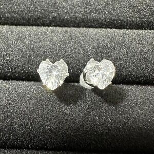 Heart-shaped high-quality cubic zirconia stud earrings in silver 7mm 
Y2K grunge